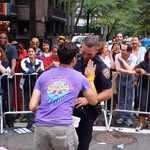 Videó: Táncoló rendőr volt a New York-i Pride legnagyobb sztárja