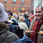 Almát osztogatott az időseknek a Fidesz miskolci jelöltje