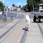 Guruló zongora hajtott át egy villamos előtt Budapesten – videó