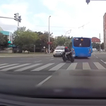 A sárgán akart figyelmetlenül átslisszolni egy motoros Kőbányán, súlyos leckét kapott