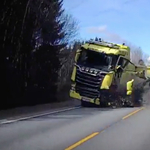 Szemből érkező kamionnal ütközött a Volvo, mégis megmenekült a sofőr – videó