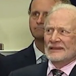 Buzz Aldrin előtt egyszer kérdőjelezték meg a holdraszállást, simán le is ütötte a kételkedőt