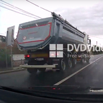 Úgy előzött a teherautó a 8-as főúton, hogy ott kérdés nem maradt – videó