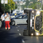 Oldalára borult egy szirénázó mentőautó Budapesten, a beteg és két ápoló is megsérült – fotók