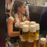 Itt az Oktoberfest „királynője”: 13 literes korsót visz ki az asztalokhoz