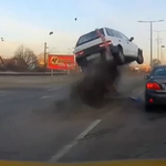 Nem mindennapi baleset történt egy öreg Suzukival a Gyömrői úton – videó