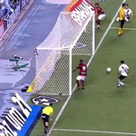 Videó: két méterről lőtt óriási kapufát a Flamengo csatára