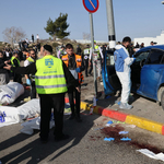 Buszmegállóba hajtott egy autó Jeruzsálemben, egy gyerek is van az áldozatok között