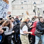 Lefújtak egy tüntető tanárt könnygázzal a rendőrök a Karmelitánál