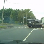 Vagány ez a harckocsival driftelés közúton, csak közben rommá tört egy Skodát – videó