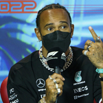 Betiltotta a Forma-1 az ékszerviselést, mire Lewis Hamilton három karórában és nyolc gyűrűben jelent meg