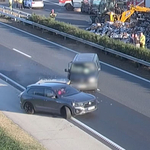 Előbb csak fantomdugót, majd karambolt okoztak az autósok, akik egy balesetnél bámészkodtak – videó