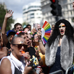 Pride londoni módra: százezrek, a polgármester és állami intézmények részvételével