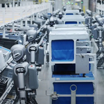 Csapatban dolgoznak a humanoid robotok egy kínai autógyárban – videó