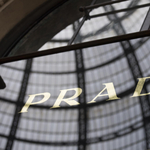 Felvásárolná a Prada a Versace-t, több mint 1,5 milliárd euró lehet az ára