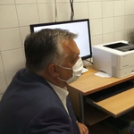 Orbán elment a Korányiba megkérdezni, van-e elég lélegeztetőgép