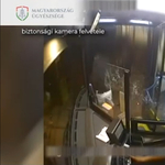 Hozzávágta sörösüvegét a buszsofőrhöz, garázdaság miatt ítélhetik el – videó