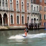 Kitiltottak két turistát Velencéből, amiért a Canal Grande közepén szörföztek