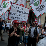 „Semmirekellő embernek tartom önt” - így tüntetett a Jobbik