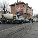 Fotó: betonkeverő és Ford Ka ütközött Zuglóban, nem járnak a villamosok