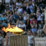 Ünnepélyes keretek között vették át az olimpiai lángot Athénban a franciák