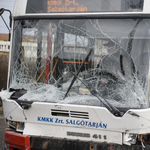 Busszal ütközött egy autó Bátonyterenyén, egy ember meghalt