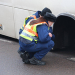 Kiestek egy busz kerekei, eltaláltak két autót - fotók