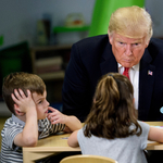 Trump rájött, szerelni kellene az autóvámokon, hogy ne rakódjanak vámokra vámok
