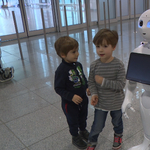 Nagyon cuki robotlány segít az utasoknak a müncheni reptéren – videó