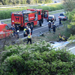 Ki kellett vágni a hídpillérnek ütközött busz roncsaiból a sérülteket – fotók