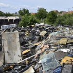Hulladékhegy nőtt ki egy hevesi kertben illegális autóbontásból