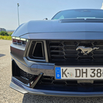 Kátyút figyel, gumit éget, V8-cal muzsikál: nyúzópróbán az új Ford Mustang Dark Horse