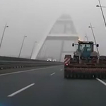 Traktort fogtak az M8-as autópályán