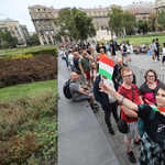 350 forintos Szent István sör és esőkabátok – ilyen augusztus 20-án Budapest belvárosa