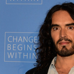 A rajongóitól kunyerál pénzt Russell Brand