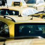 Félmilliárdból taxiztatná a minisztériumi dolgozókat a kormány