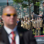 Flashmobbal demonstráltak Áder beiktatása után