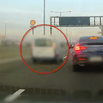 Érkezett a Mercedes SUV a jobb sávból, és sejthető volt, hogy rossz vége lesz – videó