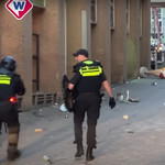 Lovasrendőrökkel oszlatták a zavargó rivális bandákat egy hollandiai üdülőhelyen – videó