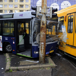 Busz és villamos csattant Zuglóban - fotók