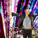 Videón, ahogy Chris Martin belezuhan egy lyukba a Coldplay koncertjén