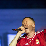 Frontális ütközést úszott meg Macklemore