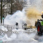 Orbán a tüntető gazdákkal is összefog, hogy Brüsszel úgy táncoljon, ahogy ő fütyül