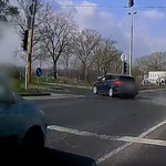 Szabálysértés miatt akarták megállítani a győri autóst, bűncselekmény lett a vége – videó