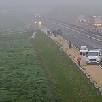 Videón a szerdai karambol, amikor egy autó a forgalommal szemben hajtott az M4-esen