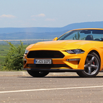 Ordítóan nem ide való, mégis jó, hogy itt van: teszten a V8-as új Ford Mustang California