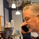 Kiverte zaklatója kezéből a telefont Alec Baldwin egy kávézóban - videó