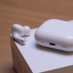 Talán az iPodot éleszti fel az Apple: kijelző kerülhet az AirPods fülhallgató tokjára