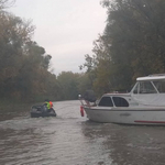 Tehetetlenül sodródott, majd fennakadt a nádasban egy elszabadult lakóhajó a Tisza-tavon – fotók