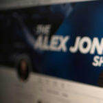 Hiába vette meg a szatirikus lap Alex Jones InfoWars-át, Elon Musk nem adja át a hozzáférést az oldal X-fiókjához